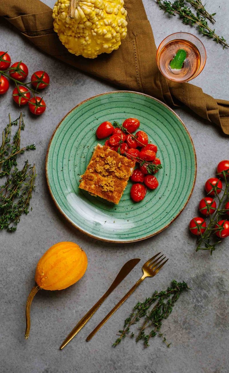 Dyniowa lasagne z wołowiną i ricottą wiedeńską, pieczone pomidorki, orzechowe pangrattato