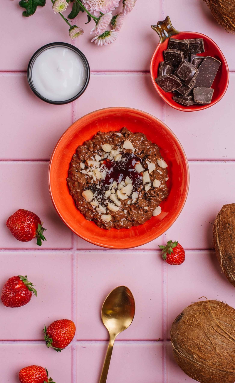 Owsianka czekoladowa z orzechami makadamia, kokosowy jogurt grecki, konfitura truskawkowa