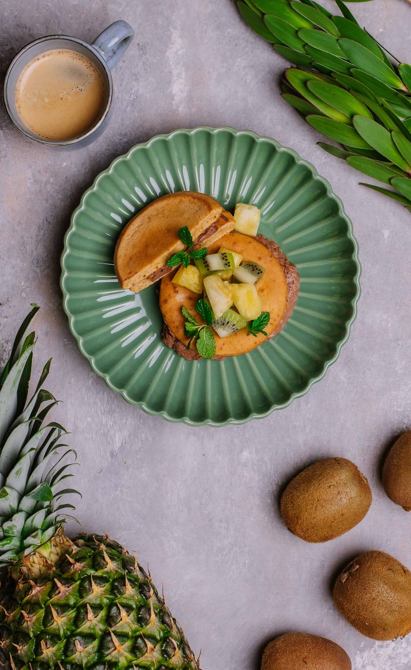 Japońskie Dorayaki pancakes przełożone kremem czekoladowym z czarną fasolą, ananas, kiwi