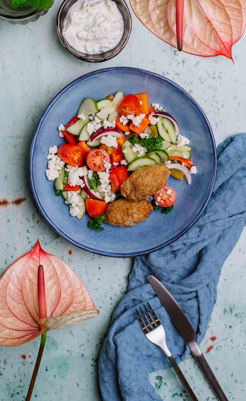 Kofty wieprzowo-wołowe z dipem tzatziki, świeże warzywa z pokruszonym, owczo-kozim serem feta