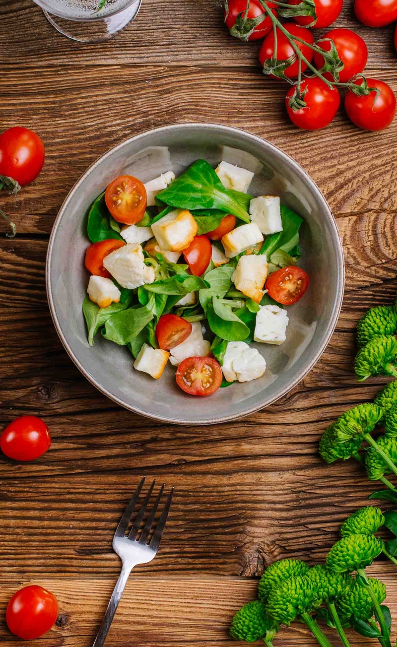 Keto przekąska: ser halloumi z pomidorkami