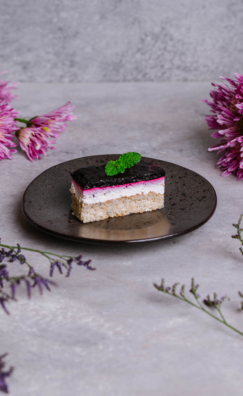 Keto tarta z kremem śmietankowym i galaretką jagodową