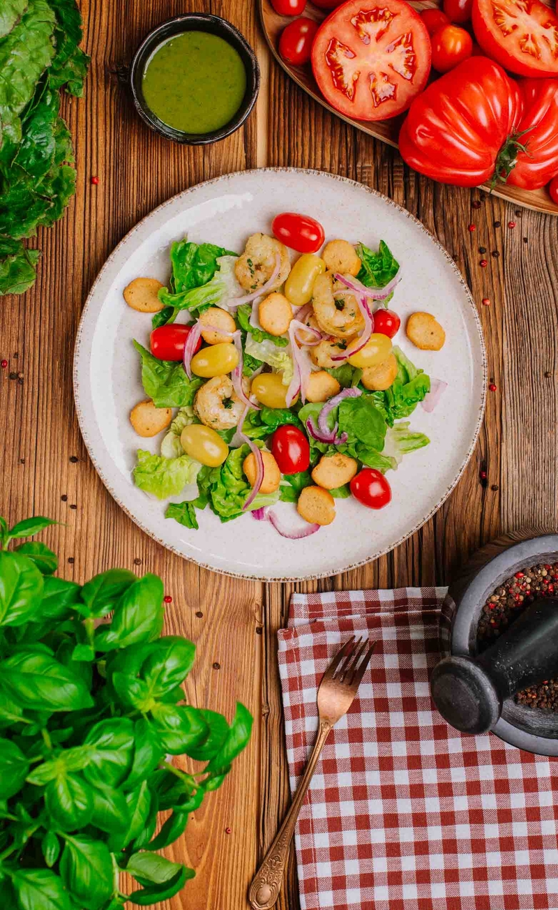 Panzanella - sałata rzymska z pomidorami, krewetkami i czerwoną cebulą, włoskie crostini