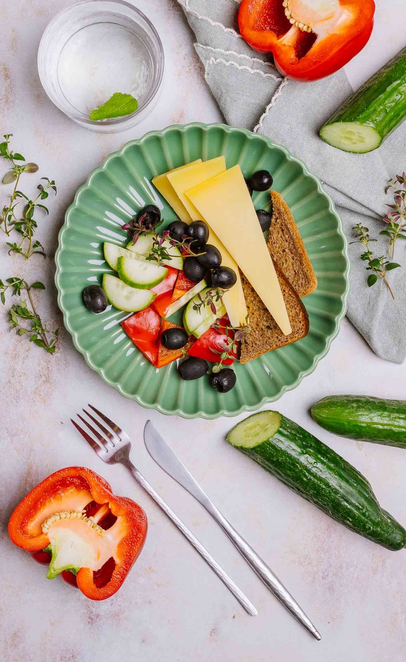 Antipasti box: ser Szafir, grzanki żytnie z oliwą, czarne oliwki, świeże warzywa