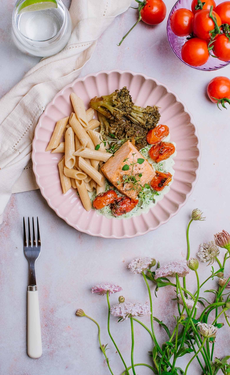 Łosoś w kremowym sosie z parmezanem po toskańsku z pomidorkami, pełnoziarniste penne, brokuły z balsamico