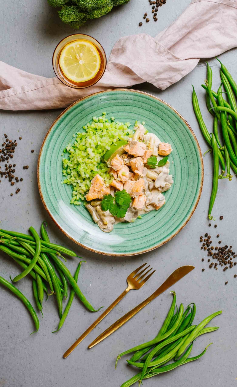 Czerwone keto curry z łososiem i fasolką szparagową, ryż z brokułów
