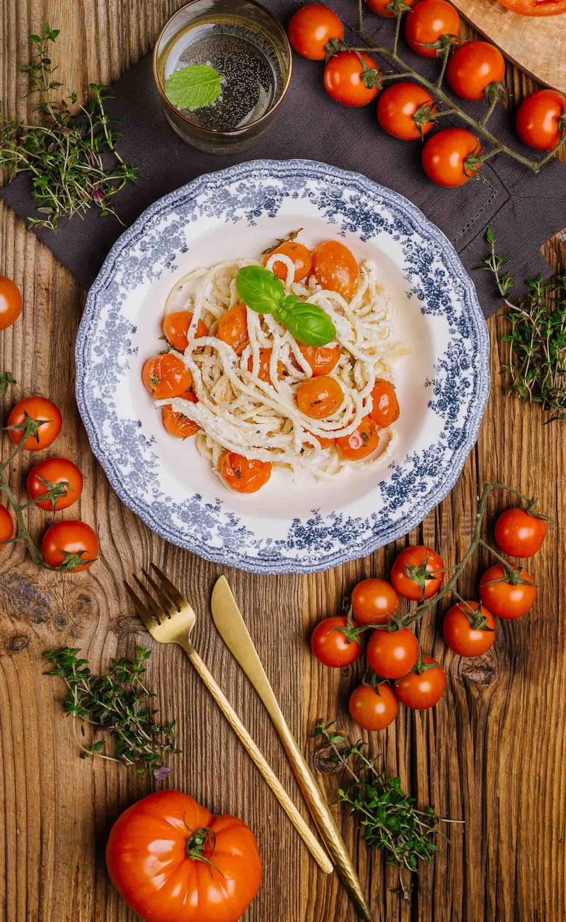 Cacio e pepe ze świeżym makaronem, pieczone pomidorki daktylowe z miodem i tymiankiem