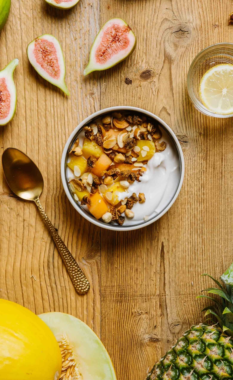 Greckie śniadanie - roślinny jogurt grecki z syropem klonowym, daktylami, suszoną figą i orzechami, melon, ananas