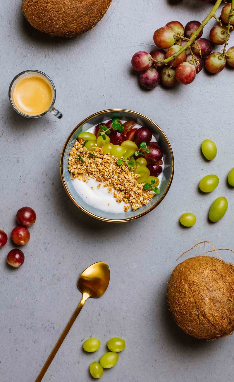 Granola słony karmel, jogurt kokosowy, winogrona