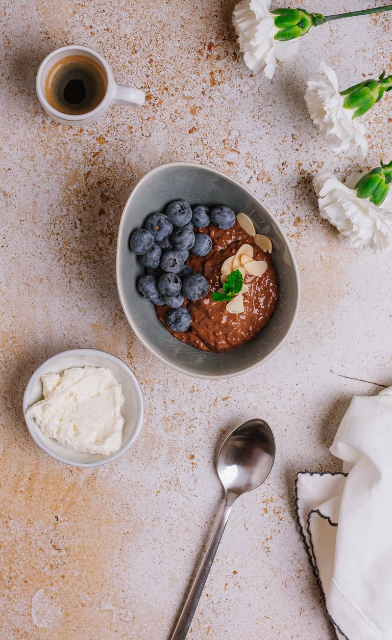 Czekoladowa owsianka bez cukru, krem mascarpone, borówki