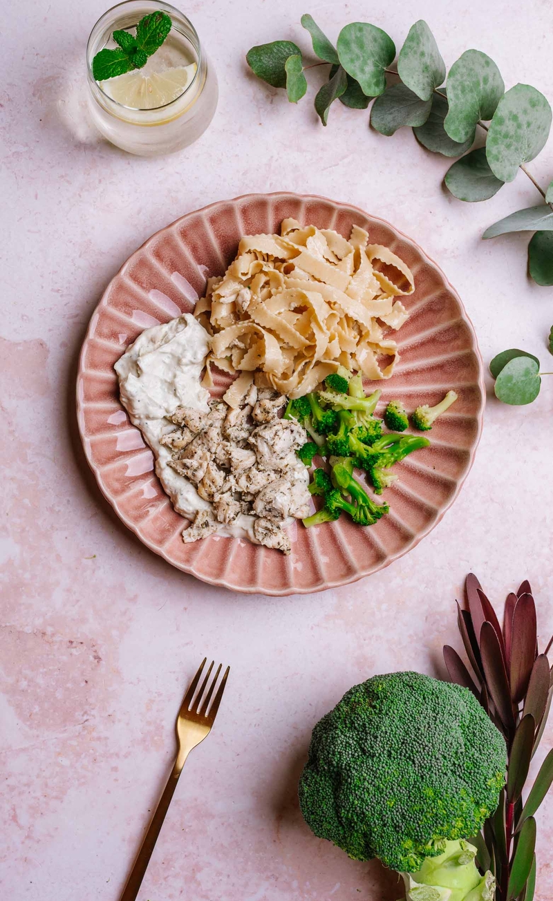 Pełnoziarniste tagliatelle w sosie serowo-brokułowym z kurczakiem