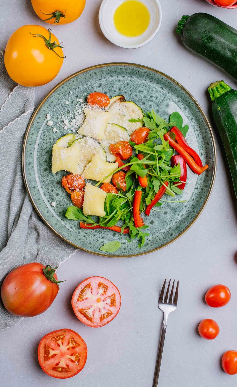 Gnocchi nadziewane borowikami z oliwą truflową i parmezanem, blanszowana cukinia i pomidorki daktylowe, świeże warzywa