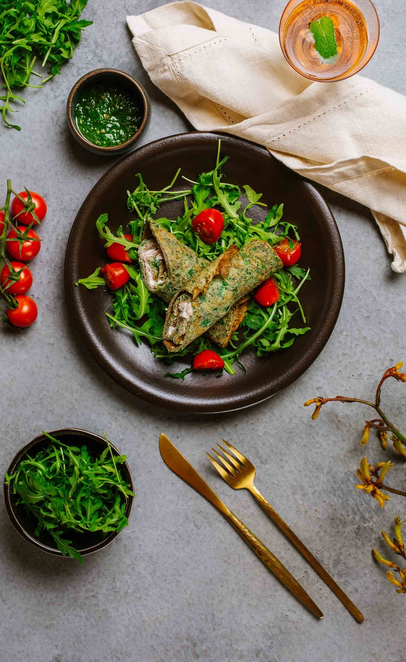 Ziołowe wrapy jajeczne z serkiem śmietankowym i szynką dojrzewającą, pesto verde, rukola z pomidorkami