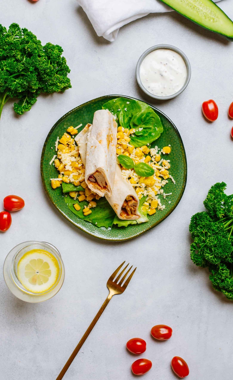 Burrito z ‘wegańskim kurczakiem’, sałatka z cheddarem i kukurydzą, sos jogurtowo-majonezowy