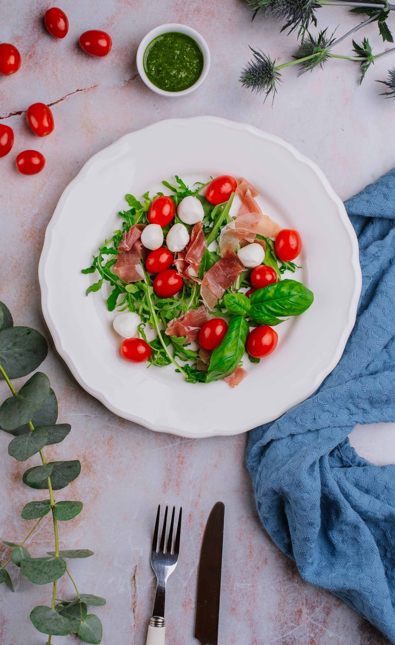 Sałatka caprese z mini mozzarellą i prosciutto crudo, pesto bazyliowe