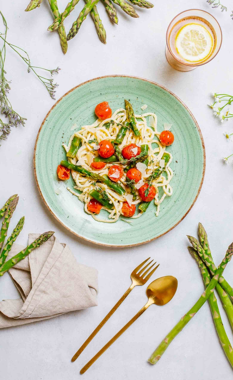 Szparagowe cacio e pepe ze świeżym makaronem, pomidorki cherry pieczone z miodem i tymiankiem