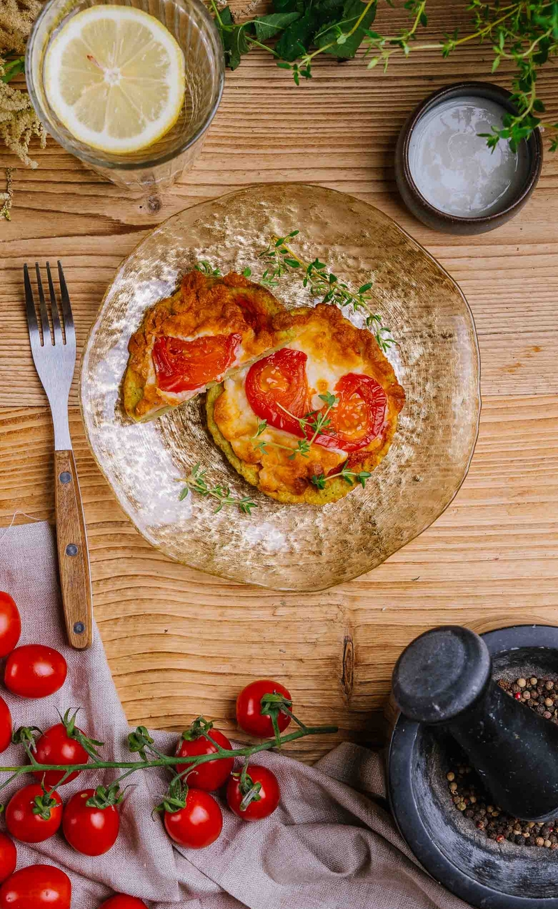 Pizza margherita na spodzie brokułowym, sos czosnkowy