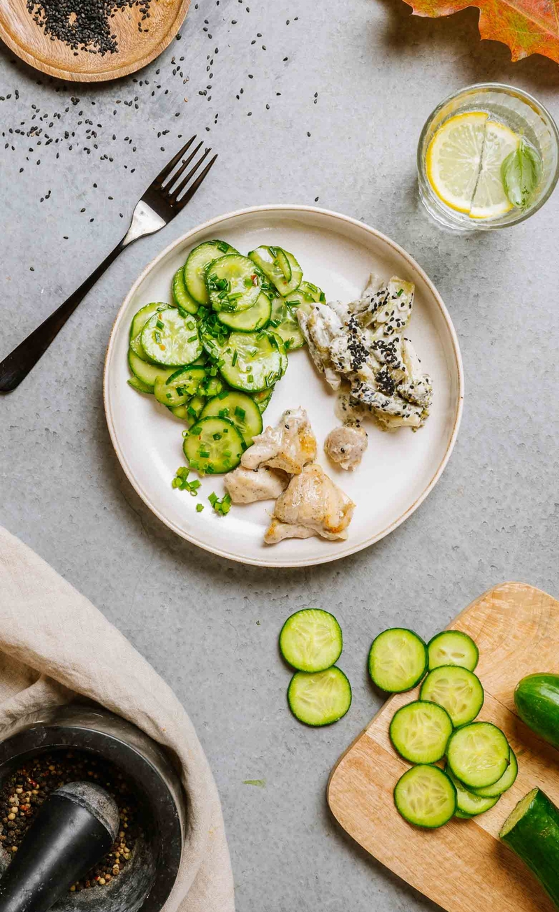 Kurczak w keto sosie z wasabi, pikantna sałatka z ogórków