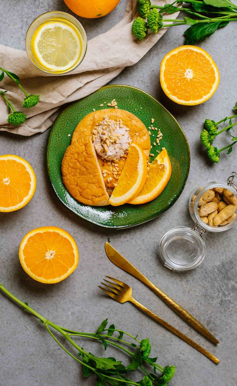 Keto mini omlety orzechowe, krem czekoladowy, cząstki pomarańczy