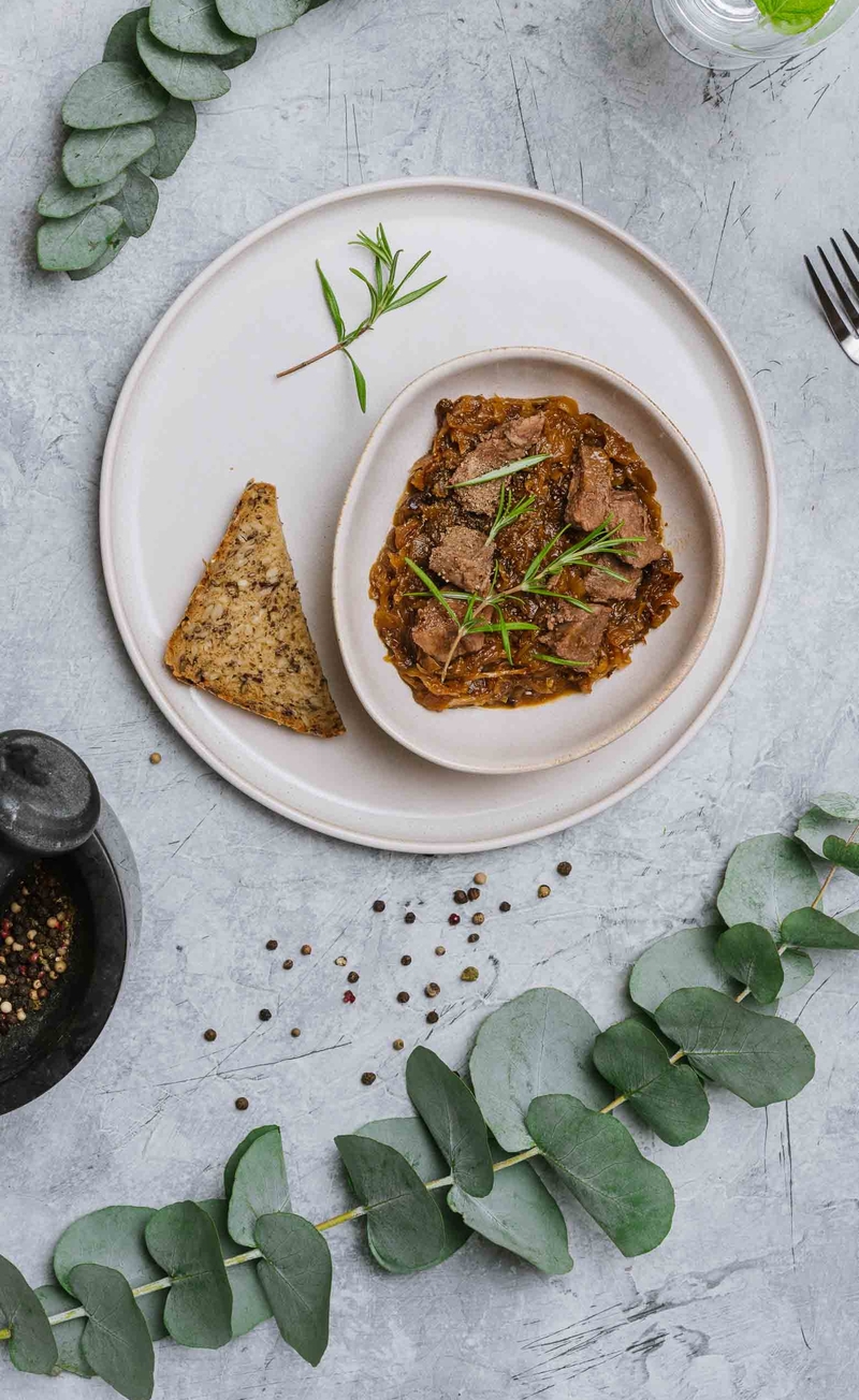 Bigos z wołowiną, suszonymi pomidorami i chili, chleb owsiany na zakwasie