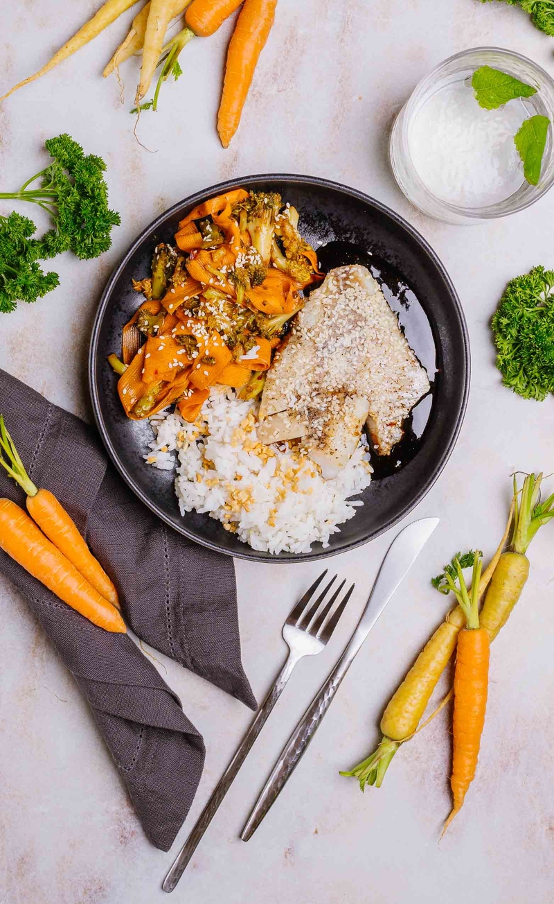 Sezamowy karmazyn w sosie teriyaki, ryż jaśminowy z fistaszkami, azjatycka surówka z marchewki