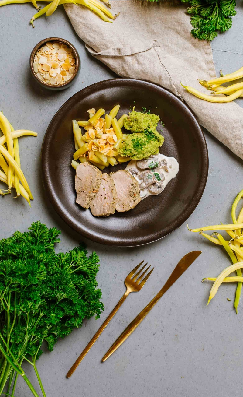 Keto polędwiczka wieprzowa w kremowym sosie z portobello, puree z pietruszki i zielonego groszku, fasolka szparagowa z płatkami migdałów