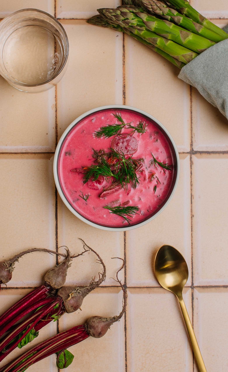 Nowalijkowa zupa z botwinką, szparagami i serem feta