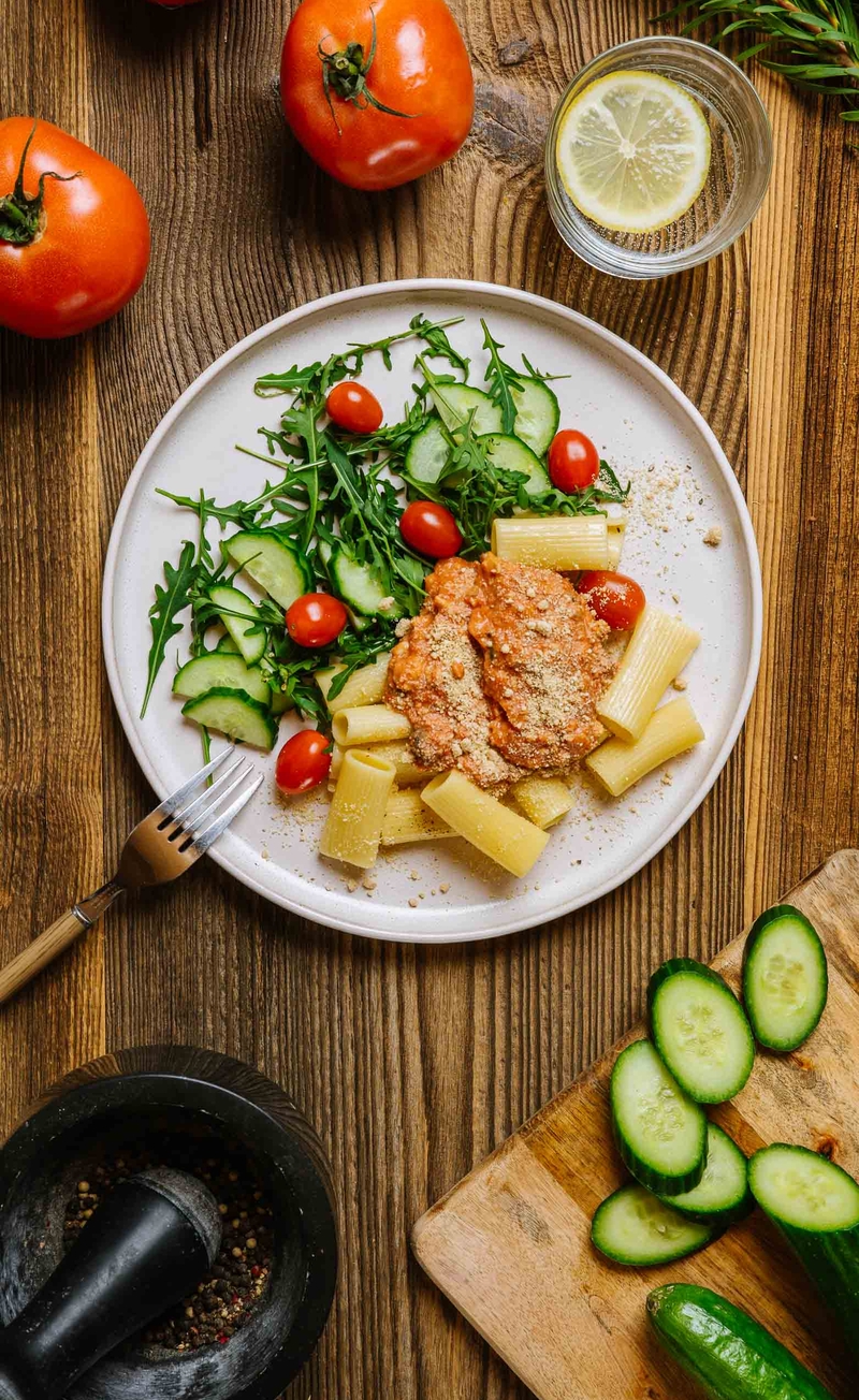 Rigatoni al tonno e pomodoro z roślinnym tuńczykiem i parmezanem z nerkowców, świeże warzywa