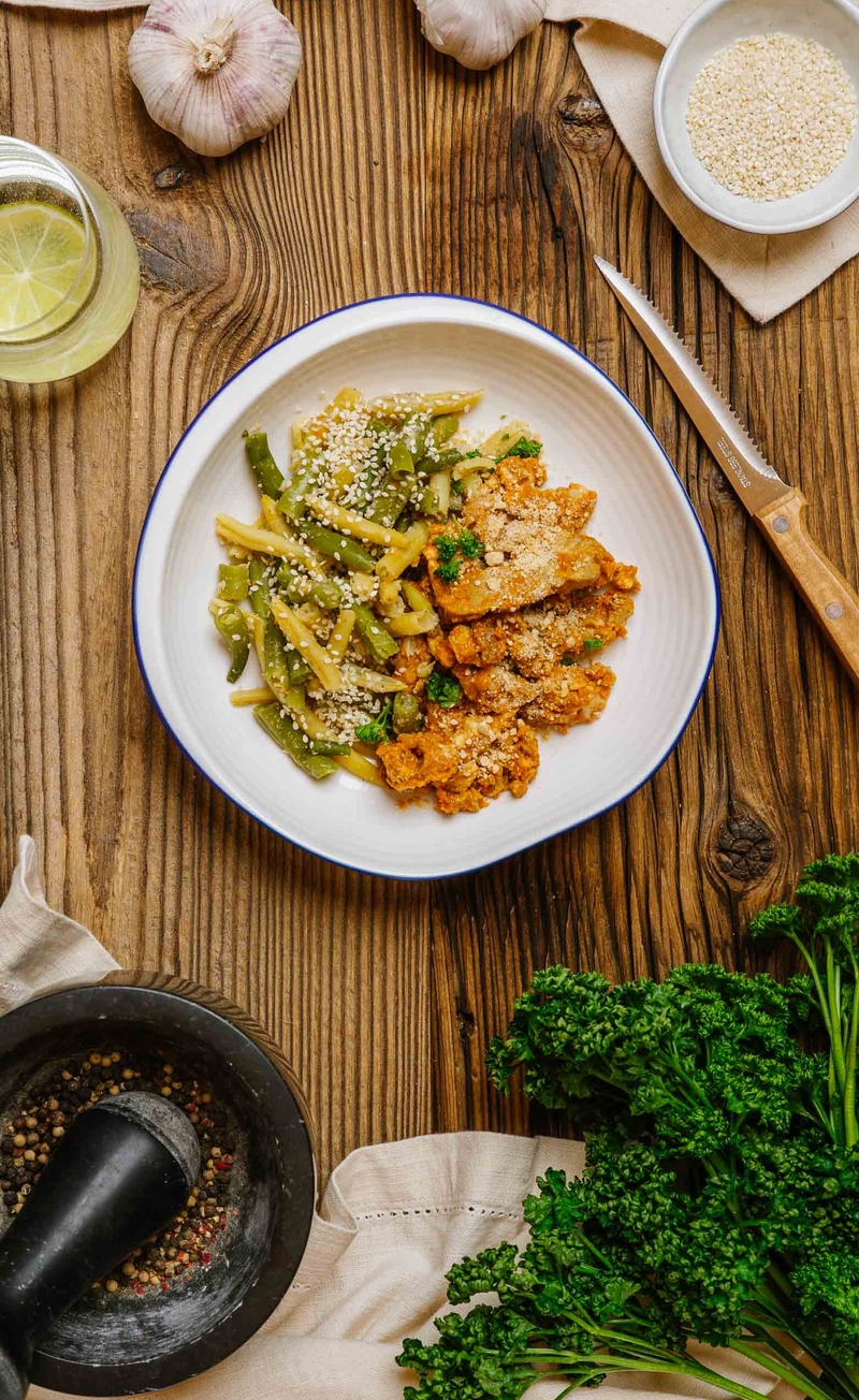Keto wieprzowina po koreańsku z orzechami ziemnymi, fasolka pieczona w maśle i białym sezamie