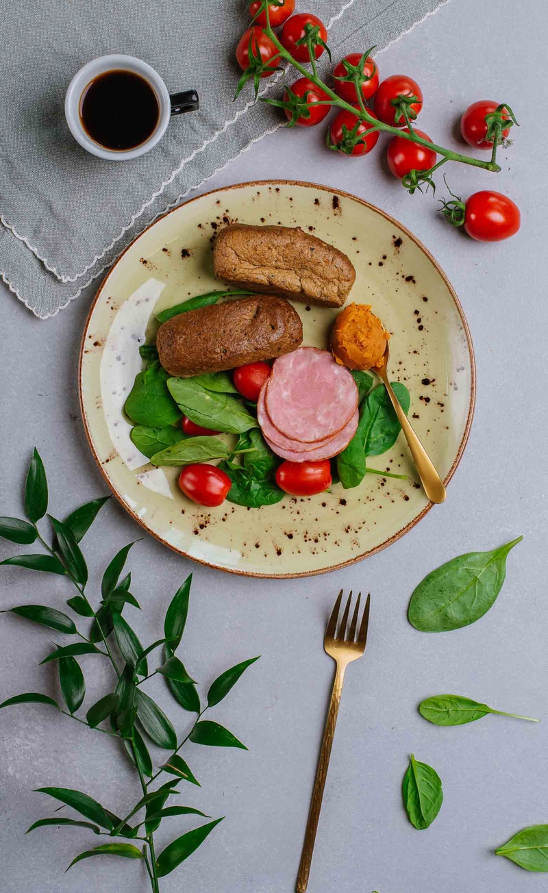 Kiełbasa krakowska, masełko pomidorowe, keto bułeczka, świeże warzywa