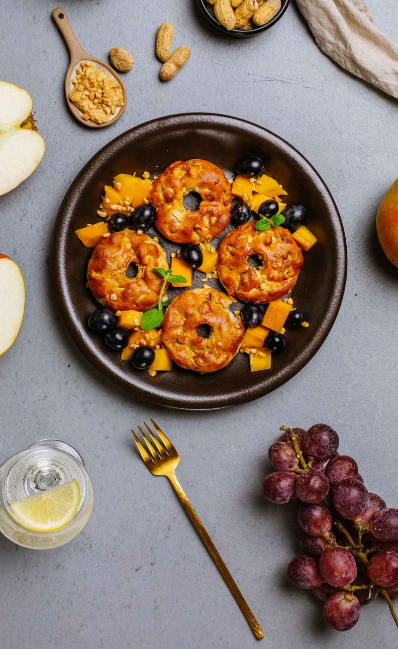 Jabłka w cieście, masło orzechowe crunchy, mango i winogrona