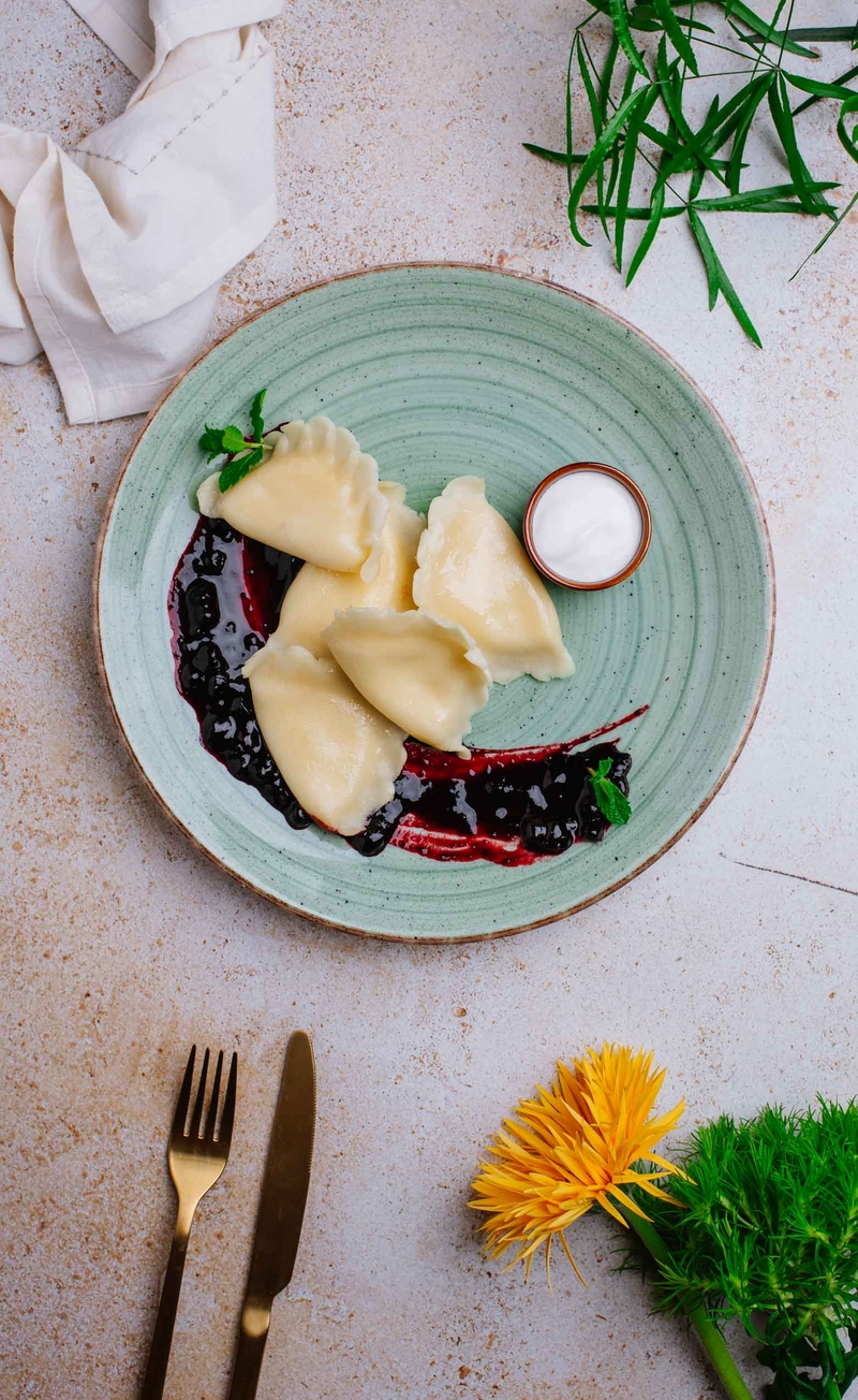 Pierogi z serem na słodko, kwaśna śmietana, duszone jagody