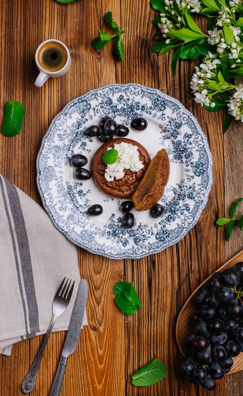 Śmietankowe pancakes tiramisu z kawą i mascarpone, winogrona