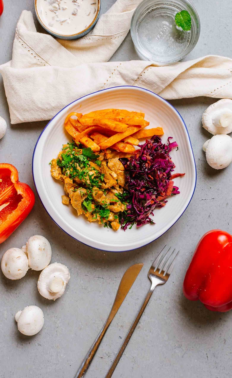 Keto karkówka w sosie pieczarkowym, paprykowe frytki z selera, surówka z czerwonej kapusty