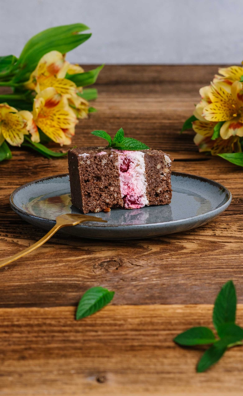 Keto ciasto śmietankowe z wiśniami