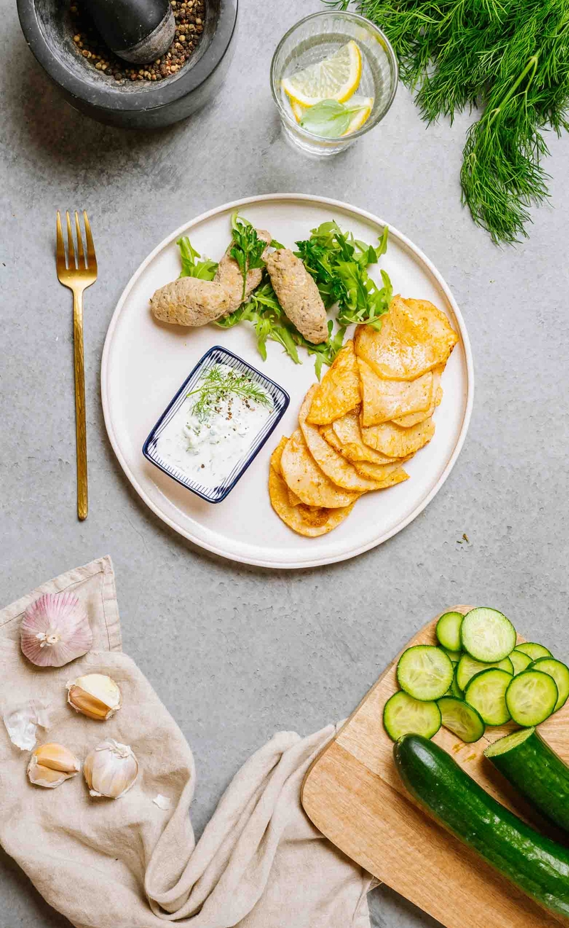 Souvlaki wieprzowe, keto sos tzatziki, talarki selerowe