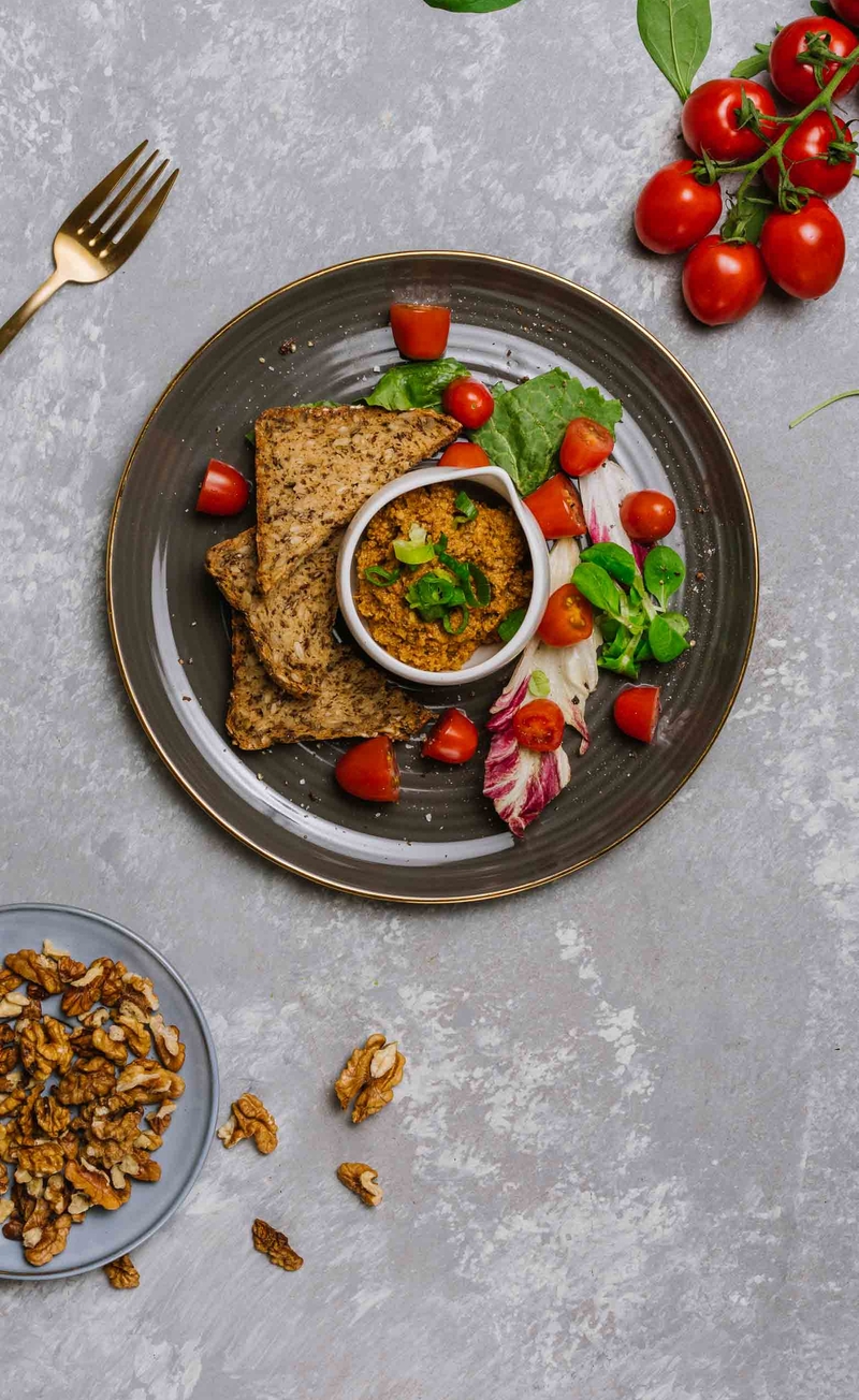 Wegańska pasta z orzechów włoskich, chleb bezglutenowy, mix sałat, pomidory
