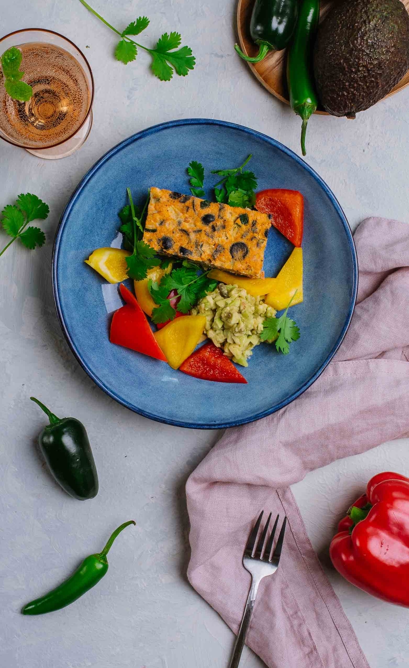 Hiszpańska keto frittata z cukinią i oliwkami, salsa z awokado i jalapeno, papryka