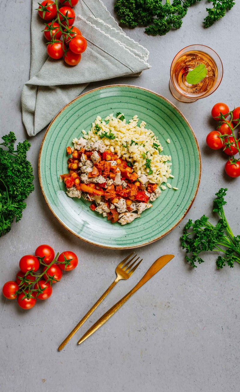 Hiszpański gulasz z kurczakiem, chorizo i ciecierzycą, makaron orzo