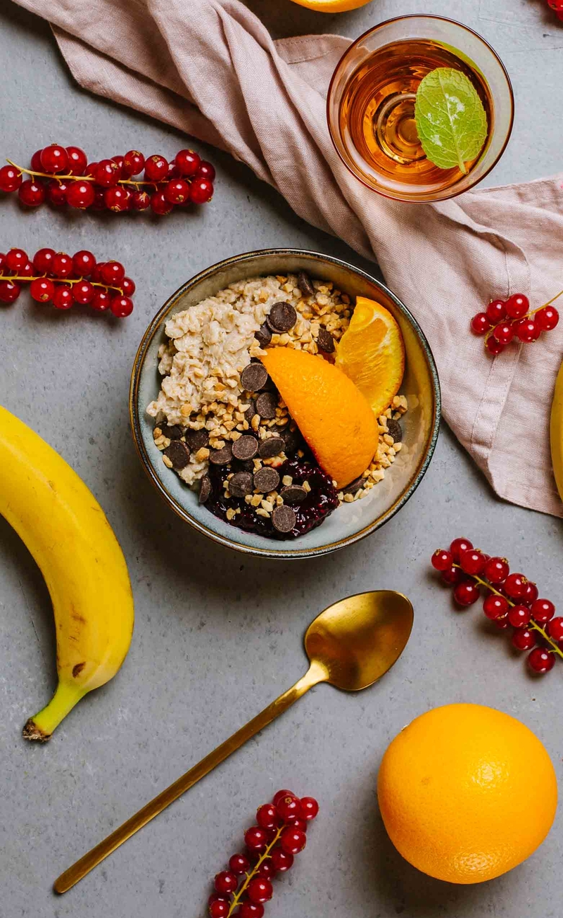 Owsianka bananowa z chocolate chips, konfitura z czarnej porzeczki, pomarańcza