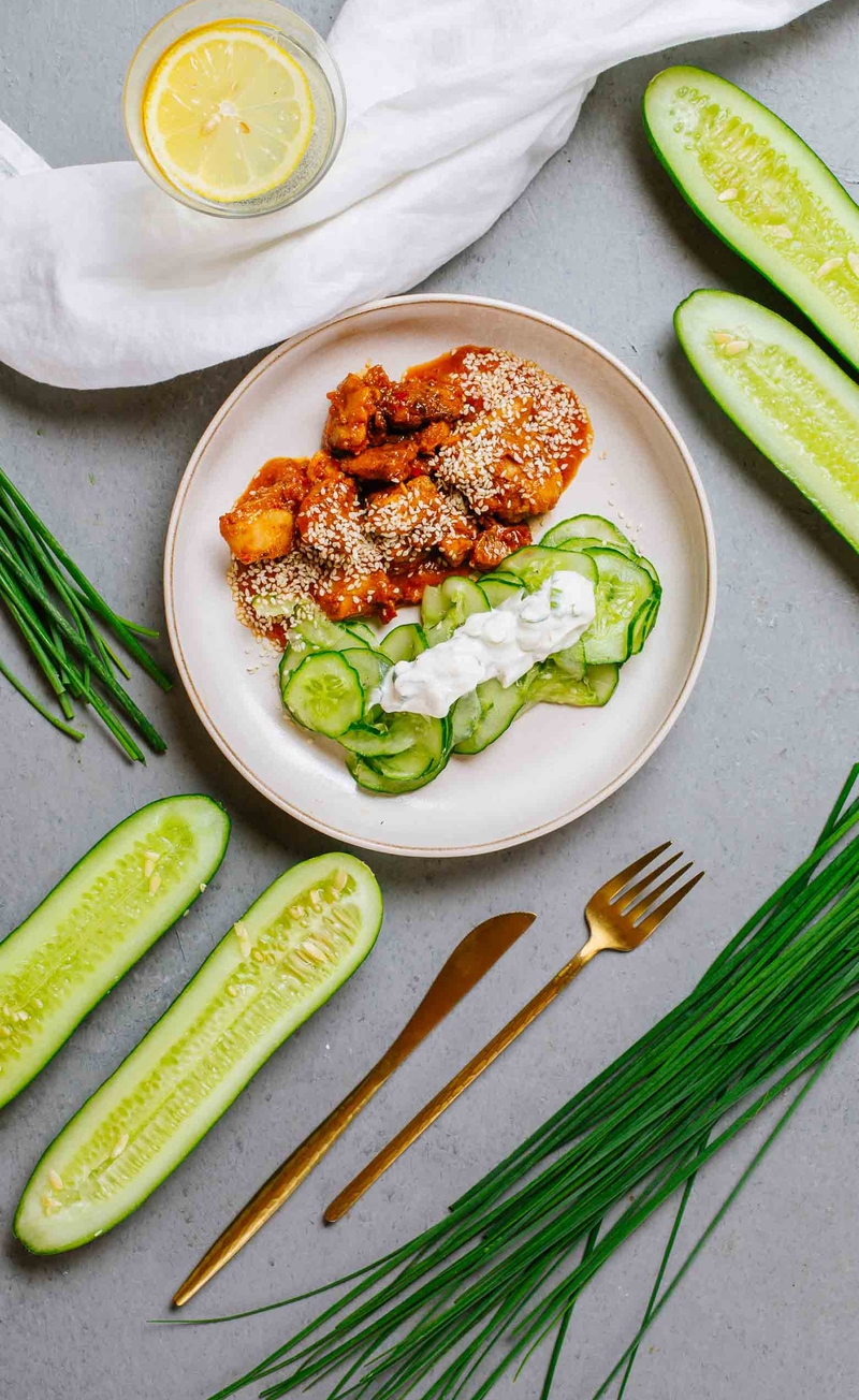 Keto udka po azjatycku w pikantnym sosie, surówka z ogórka ze śmietaną i szczypiorkiem