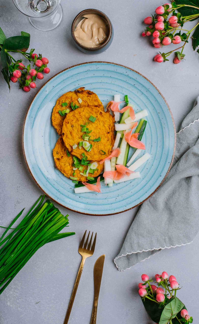 Roślinne okonomiyaki - japoński omlet ze szczypiorem i sojonezem, słupki ogórka i białej rzodkwi