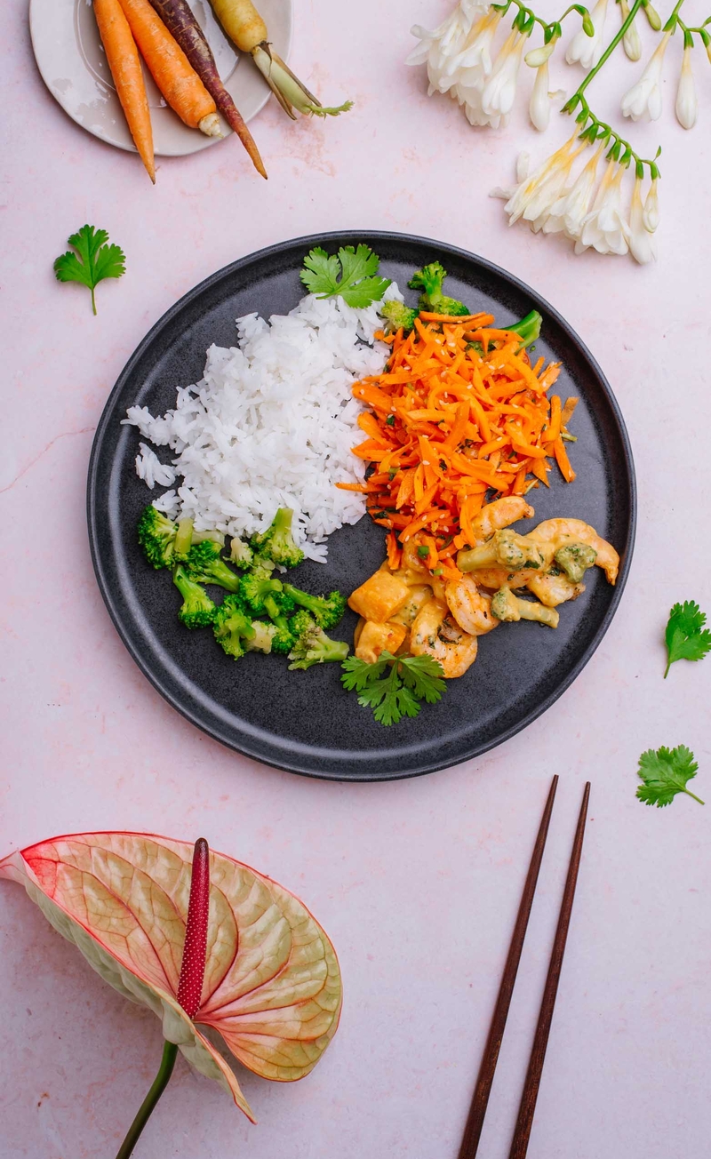 Tajskie massaman curry z krewetkami, brokułami, limonką i chili, ryż jaśminowy, marchewka po azjatycku