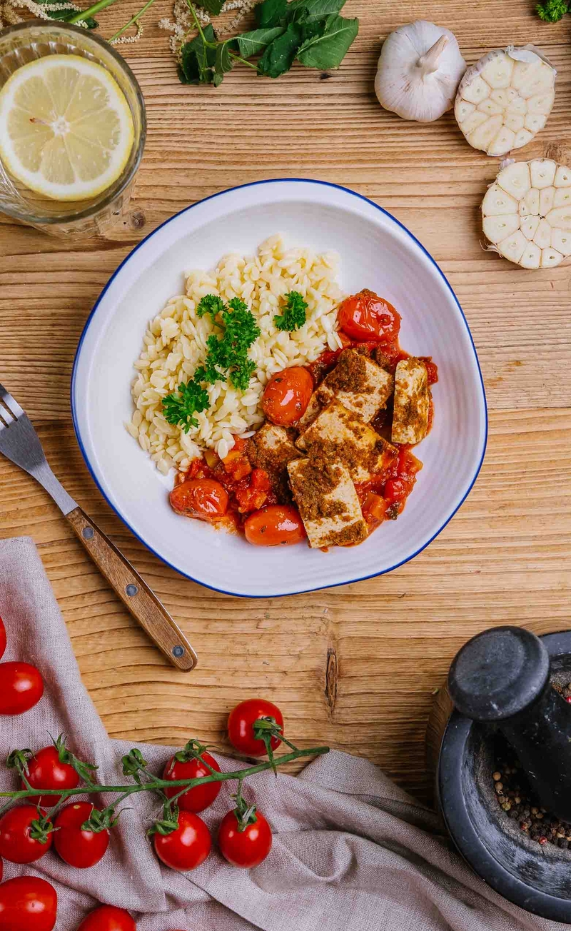 Tofu a'la halloumi z czosnkiem i syropem klonowym w sosie z pieczonych pomidorków daktylowych, makaron orzo