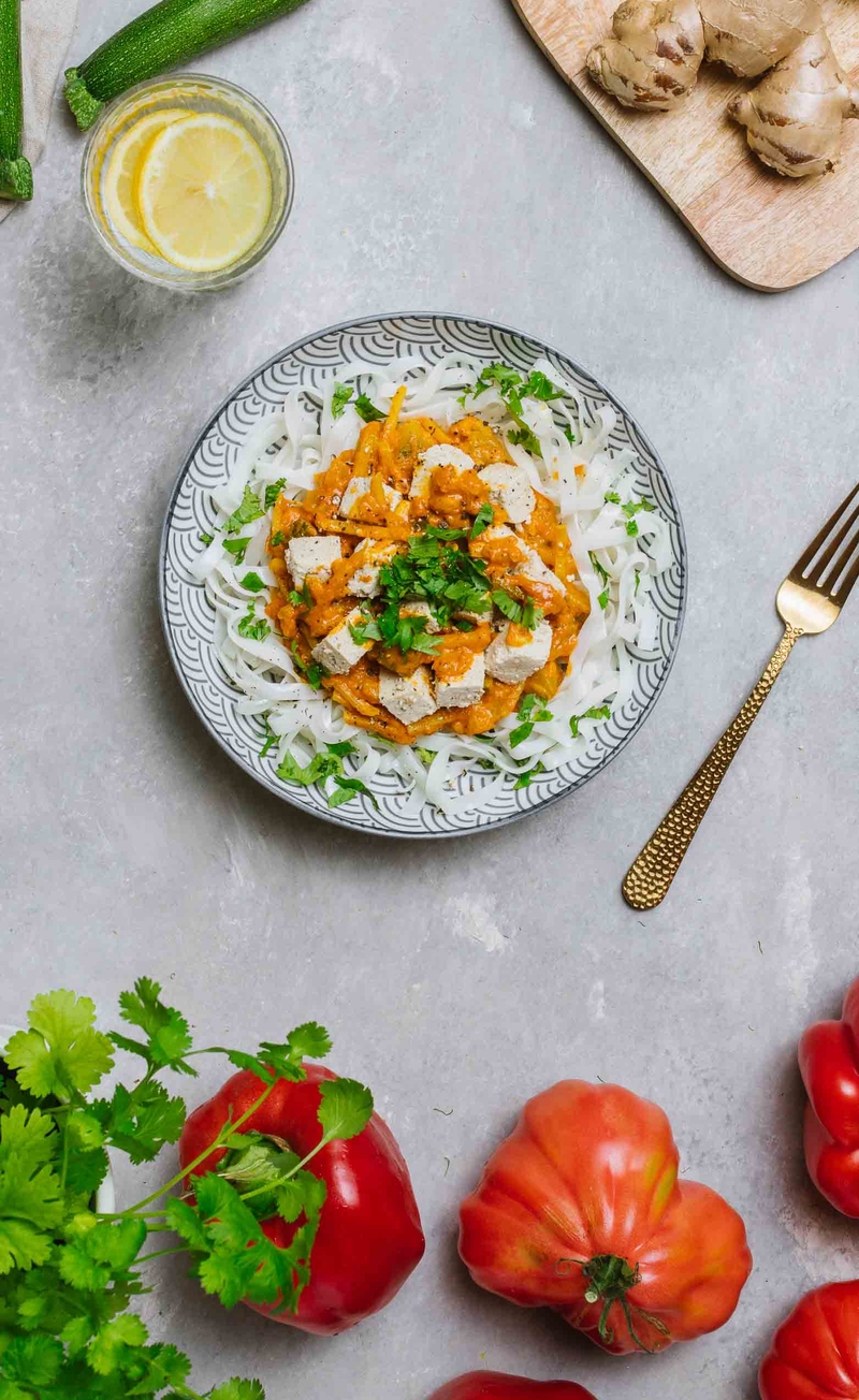 Czerwone curry z wędzonym tofu, bambusem i cukinią, makaron ryżowy