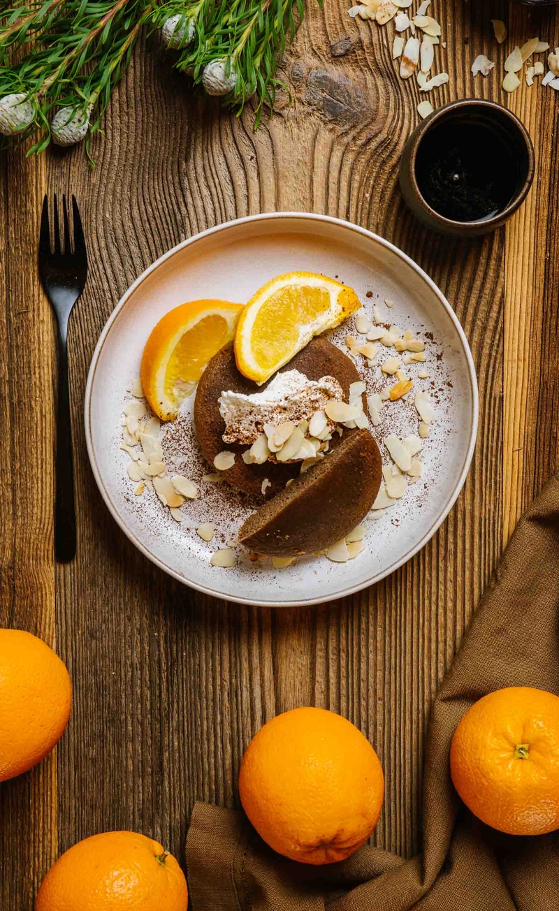 Śmietankowe keto pancakes tiramisu z kawą i mascarpone, pomarańcze