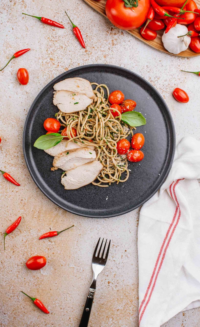 Pełnoziarniste spaghetti aglio olio z kurczakiem, czosnkiem, parmezanem, chili, pietruszką i oliwą z oliwek