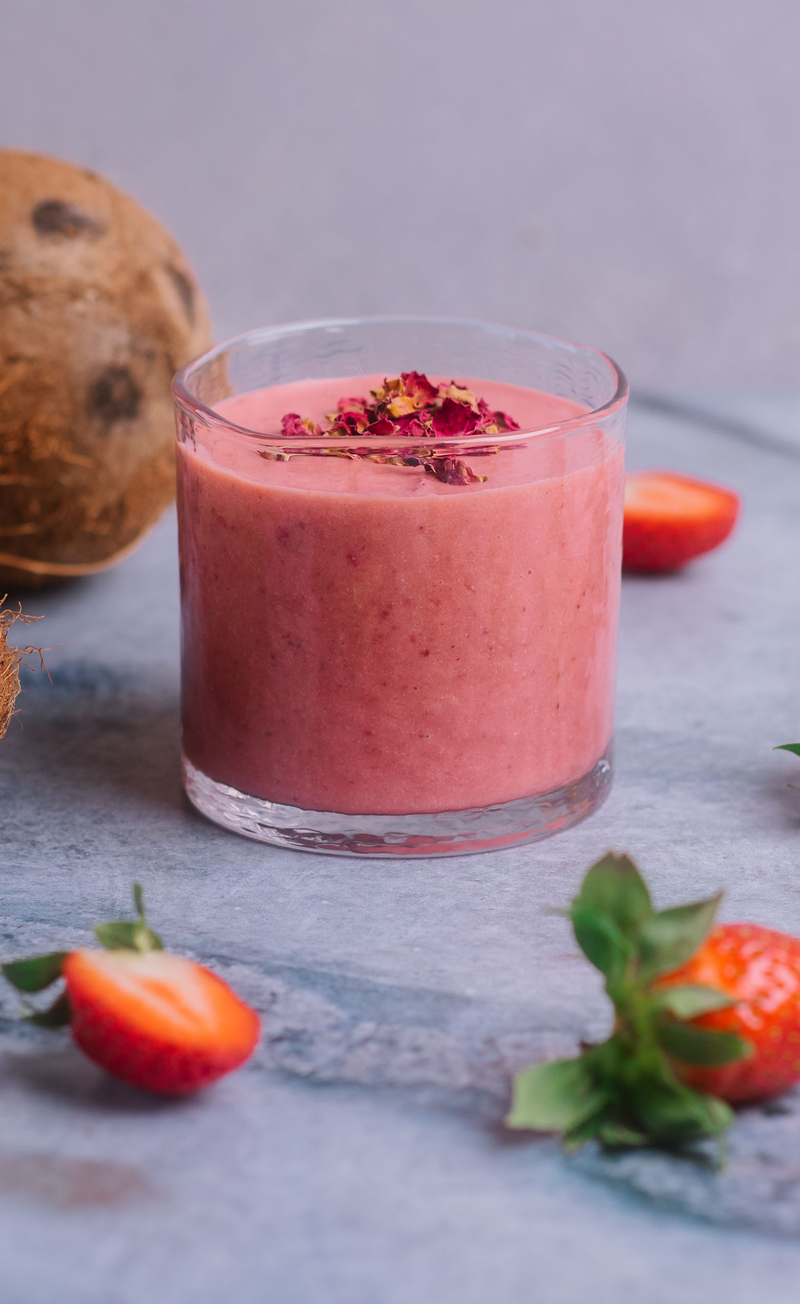 Strawberry lassi: koktajl z mleczkiem kokosowym, truskawkami, kardamonem i wodą różaną