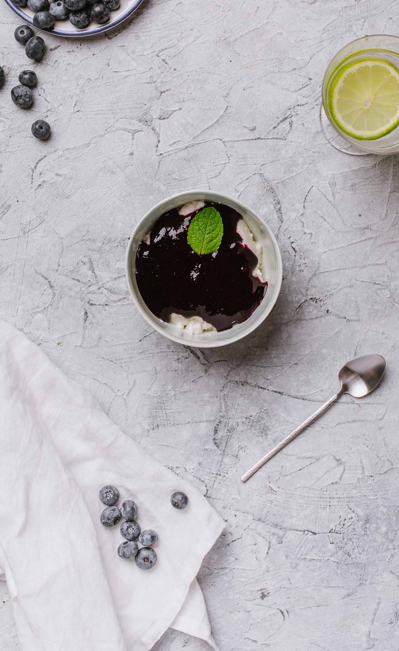 Jogurtowa panna cotta z sosem jagodowym