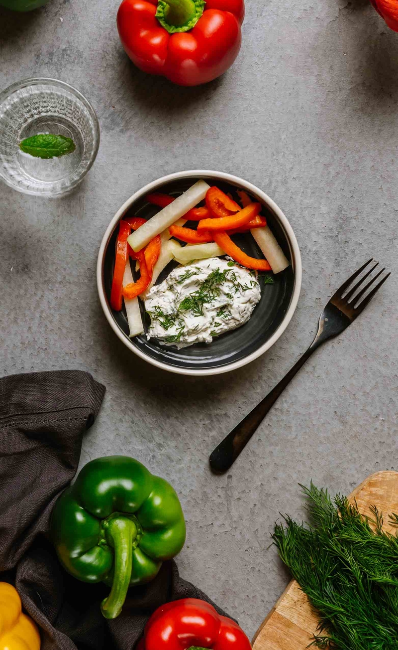 Keto creme fraiche z koperkiem, słupki warzyw